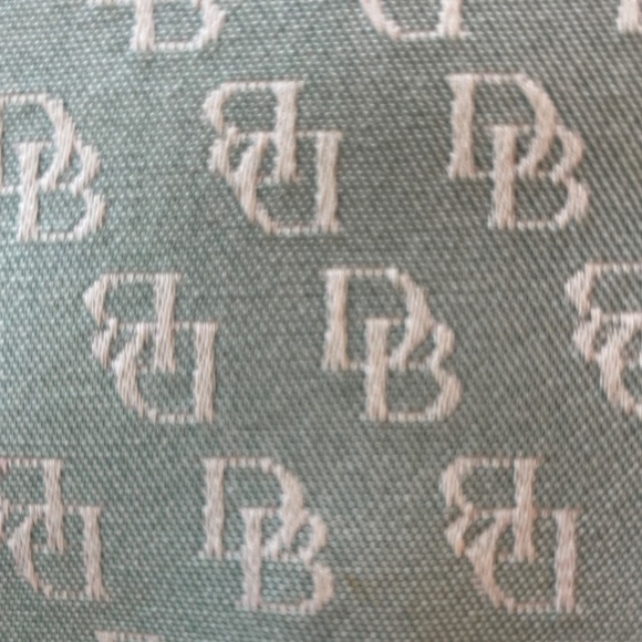 Dooney & Bourke signature wristlet soft green - Picture 10 of 10